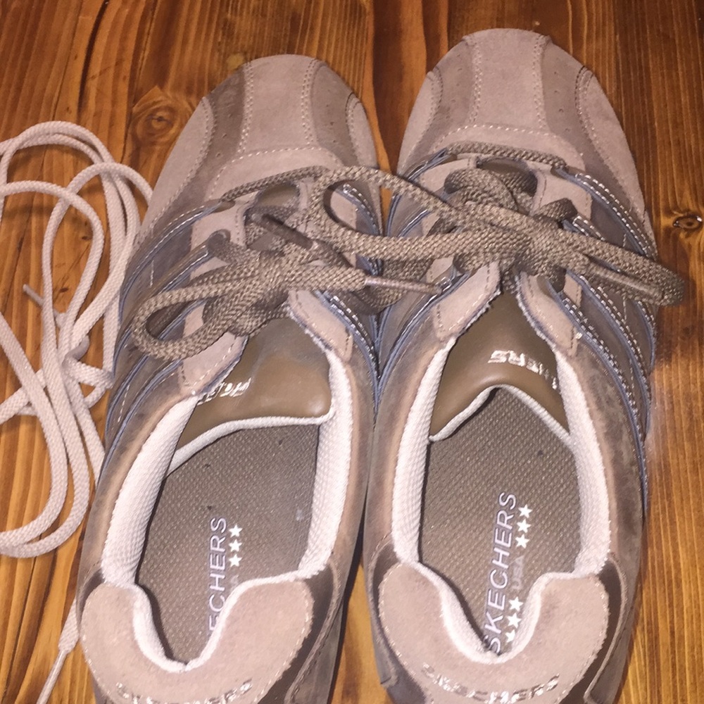 NWOT Skechers tennis shoes size 9 & 1/2